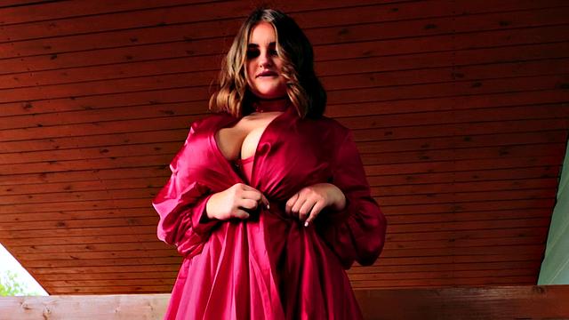 молли эванс раздевается и балует себя ко дню влюбленных