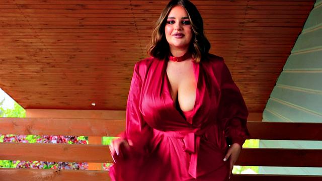 молли эванс раздевается и балует себя ко дню влюбленных