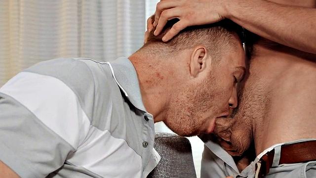 жаркий красавчик глотает член и дрочит игрушкой