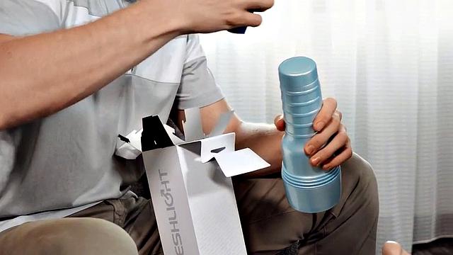 жаркий красавчик глотает член и дрочит игрушкой