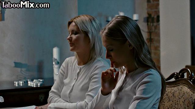 Две зрелые лесбиянки балуют друг друга языком и пальцами в страстной близости.