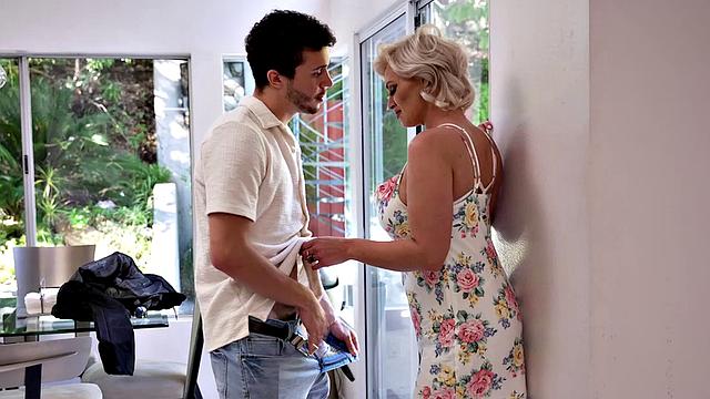 charli phoenix жёстко наказывает обидчика сына страстным сексом