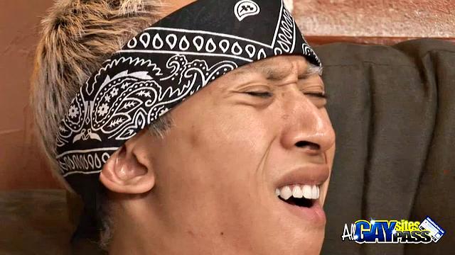 латинос сосет черному другу на диване