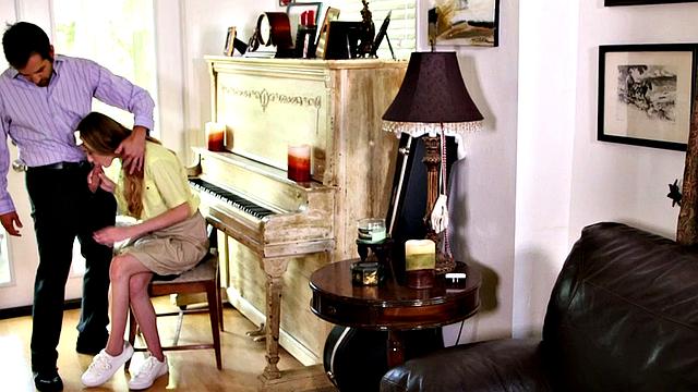 Ханна Хэйс бросила гаммы - трахает учителя по-своему