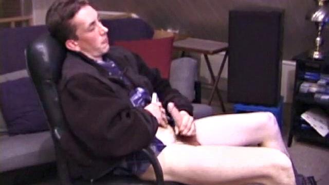 Дерек выхватывает стояк и мощно заливает живот спермой