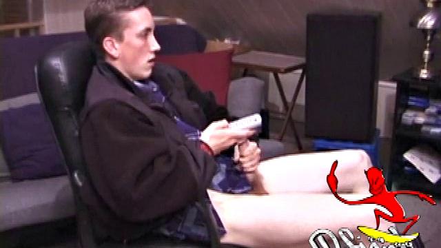 Дерек выхватывает стояк и мощно заливает живот спермой