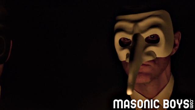 рыжий врач отсасывает джеймсу и ласкает пальцами в кабинете