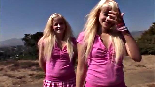 блондинки-близняшки не сдерживают себя и дрочат на жаре