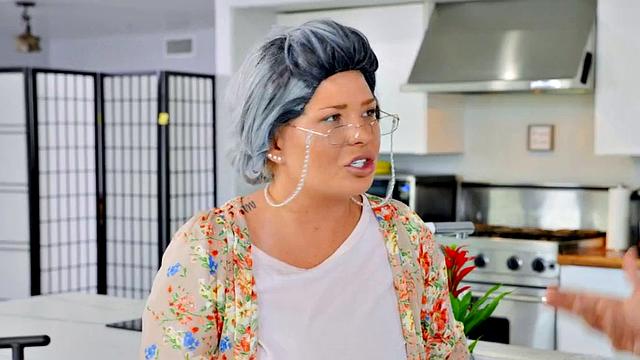 брюнетка с большой жопой сквиртит на толстом члене