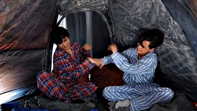 татуированная зрелая с большими грудями глубоко берет в рот и скачет в тройничке