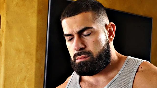 качок ловит парня и трахает без резинки