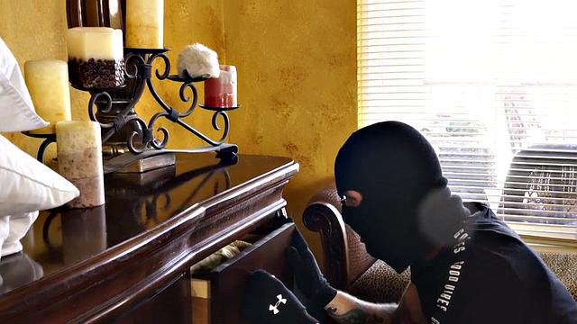 качок ловит парня и трахает без резинки