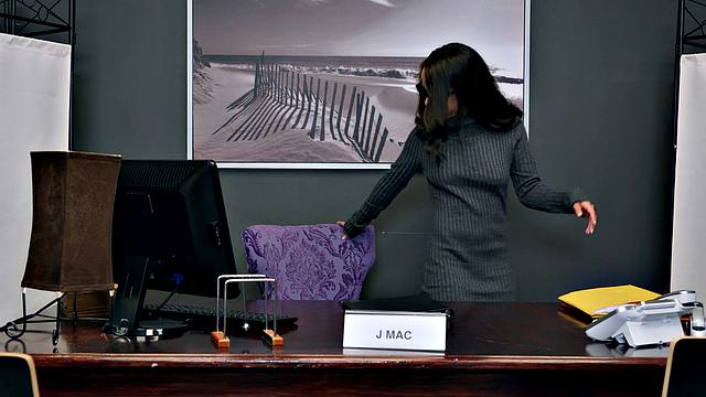 Watch the American office princess with brown hair get her trimmed pussy licked and deepthroated in stockings