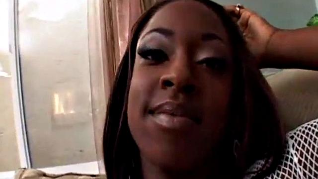 игривая черная малышка получает сперму прямо на лицо