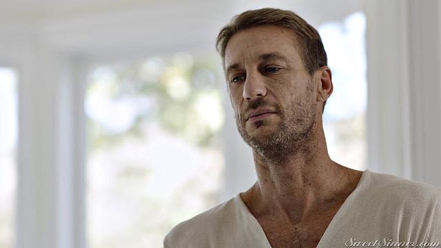 брюнетка в очках сосёт и трахается на кухне и в спальне