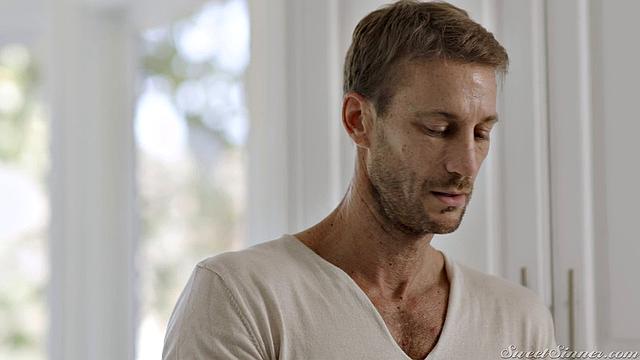 брюнетка в очках сосёт и трахается на кухне и в спальне