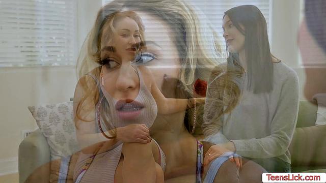 Hot Lesbian Babes in Licking Heat