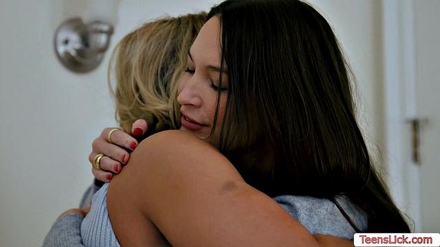 Брюнетка и блондинка страстно лижут киски друг другу в постели