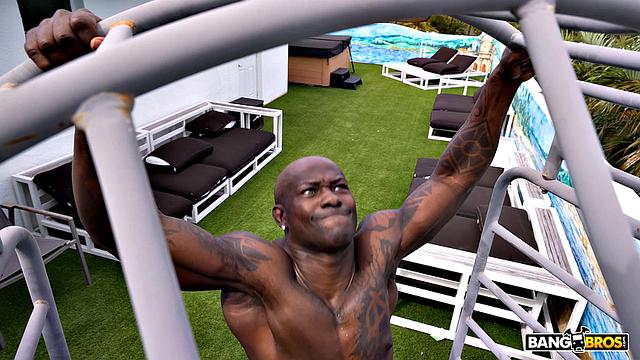 Roommates Cross The Boundary?!