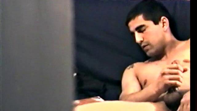 Закк дрочит на камеру, не сдерживая страсти