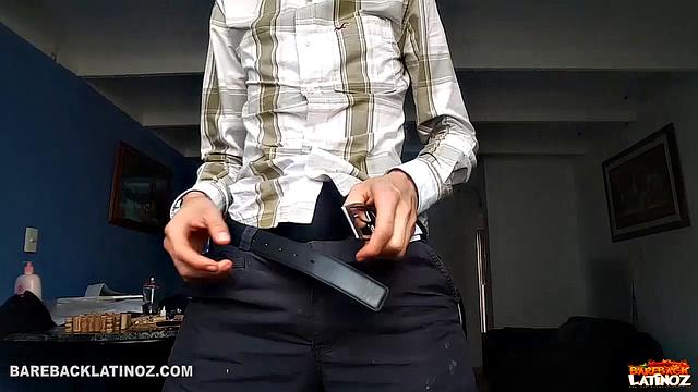 Латино дрочит свой большой член и кончает на камеру, гей видео.