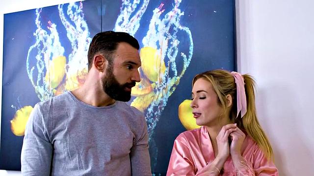 блондинка milf на масле орет и течёт от члена и пальцев