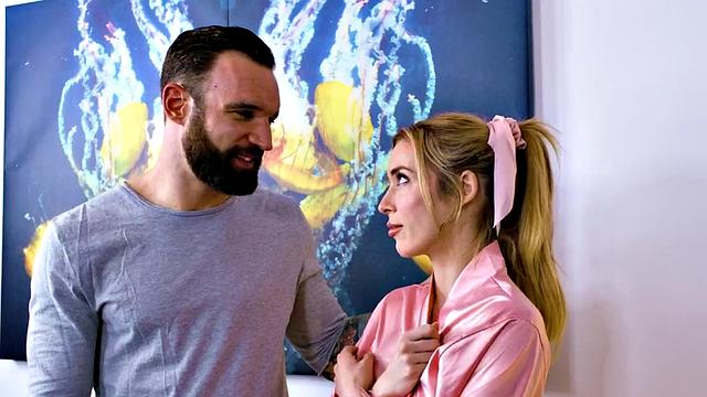 блондинка milf на масле орет и течёт от члена и пальцев