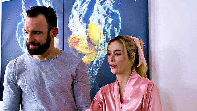 блондинка milf на масле орет и течёт от члена и пальцев