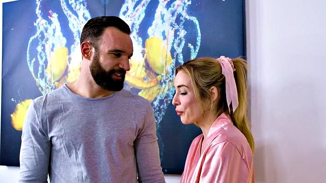 блондинка milf на масле орет и течёт от члена и пальцев