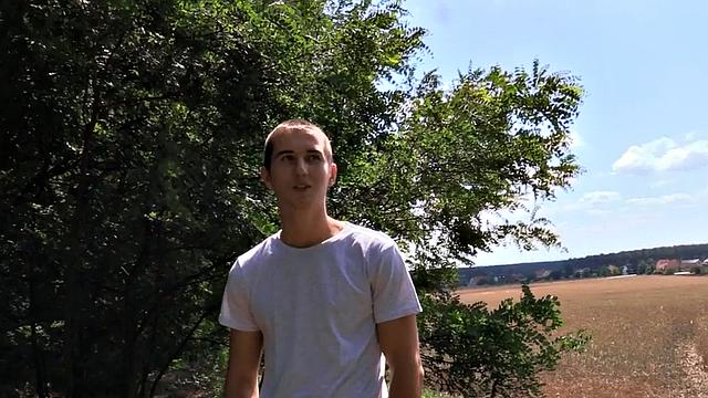 запалили парня на улице и тут же трахнули с видом на прохожих