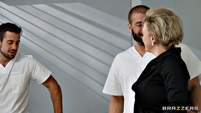 Два парня наполняют зрелую блондинку Дии Уильямс на курорте, пока она ведёт видеозвонок - двойное проникновение, глубокий минет и сладкая развратная оргия удовольствий.