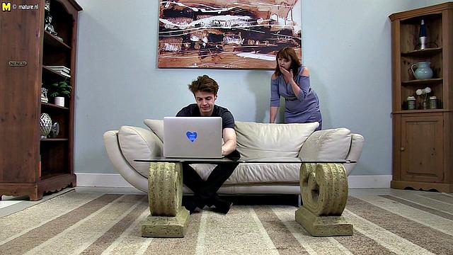 британская милфа соблазняет крепкого парня на жаркий секс