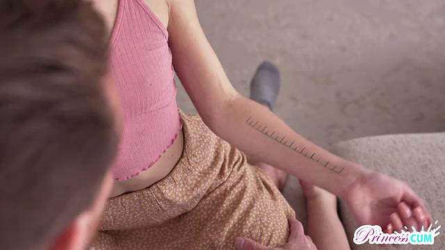 рыжая худышка соблазняет сводного брата и требует выложиться по полной