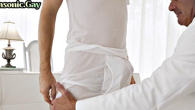 Footfetish DILF bareback fucks petite twink