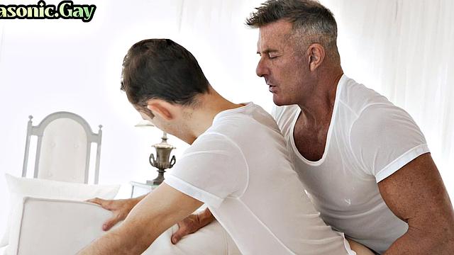 Footfetish DILF bareback fucks petite twink