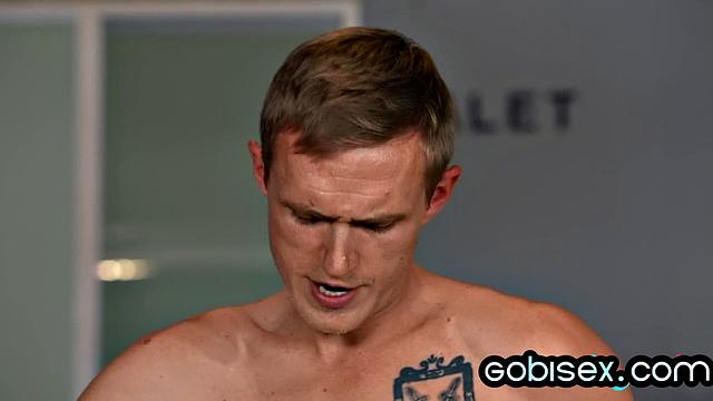 Два мужика трахают зрелую блондинку в анал и рот втроем.