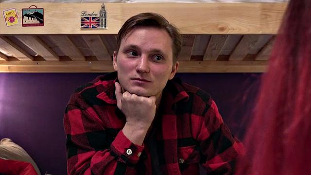 Hostel girlfriend offers her boyfriend to the roommate