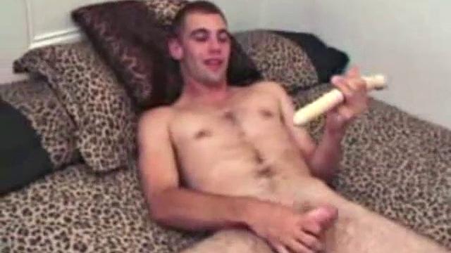 Ник дрочит с игрушками и выдает мощный финиш для парней, кто в теме.