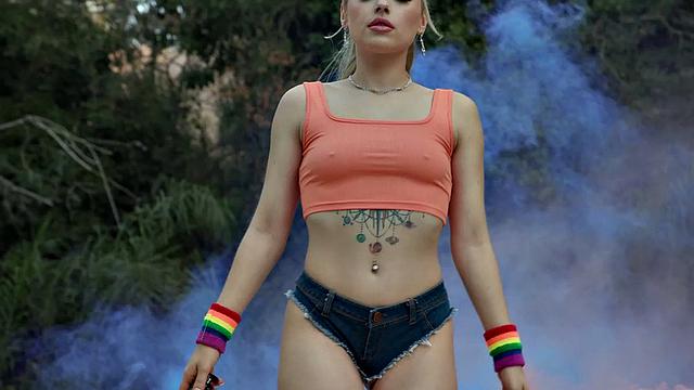 Blonde Big Booty Babe Twerks in Booty Shorts Natural Tits Anna Claire Clouds