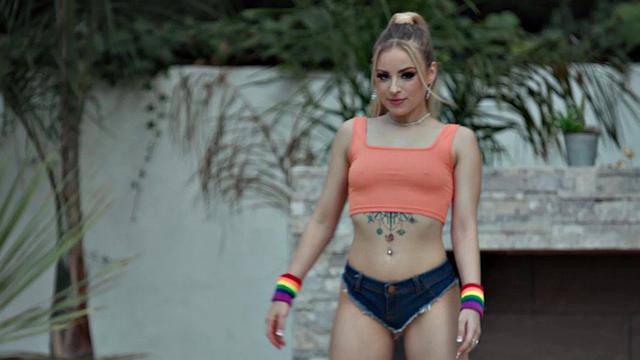 Blonde Big Booty Babe Twerks in Booty Shorts Natural Tits Anna Claire Clouds