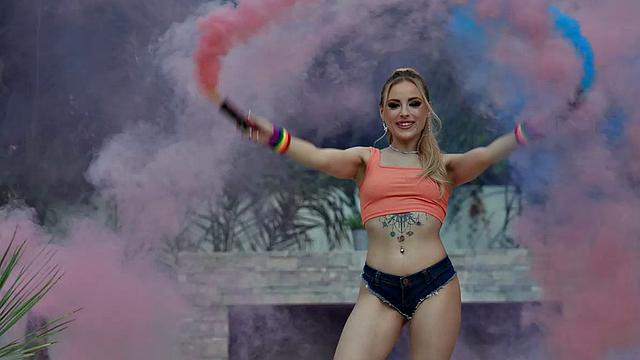 Blonde Big Booty Babe Twerks in Booty Shorts Natural Tits Anna Claire Clouds