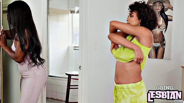 Gorgeous ebony lez facesitting on GF