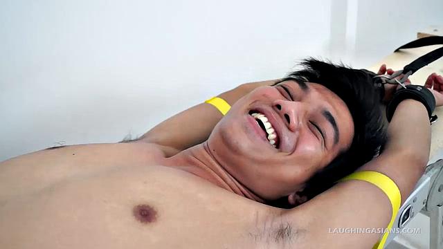 ронни попал: рики не дает его ногам отдохнуть