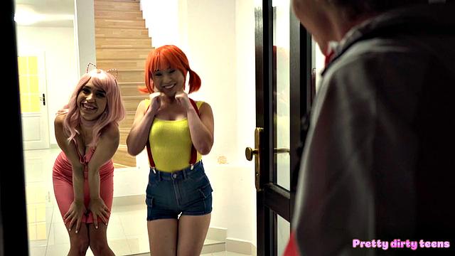 Две зрелые модели в косплее отсасывают и катаются на члене с Ricky Rascal втроем на диване.