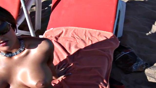 пышная в бикини сосет и трахается на пляже pov