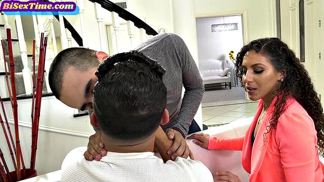 Горячая латинка оттрахана в бисексуальном тройничке