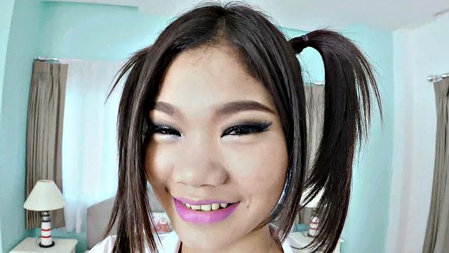 Bunni трахается с азиатскими брюнетками в анал на кровати