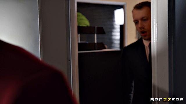 Когда бизнес встречает трах: Clea Gaultier и два кандидата на покупку мотеля устраивают показательные выступления перед зеркалом - сперма на лице и деловой подход к оргазмам.