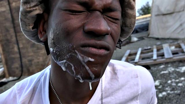 черный моряк получает по полной на свежем воздухе в жесткой оргии