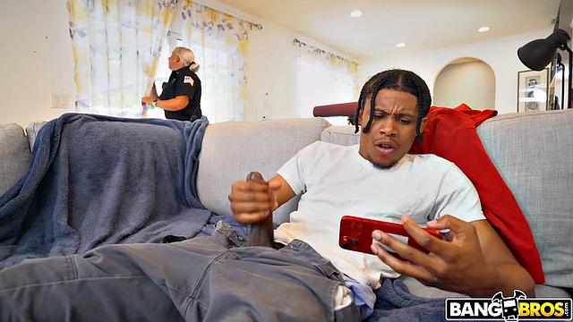 Лейтенант Bella Lexi застукала Lil D за дрочкой и устроила жаркий секс на диване.